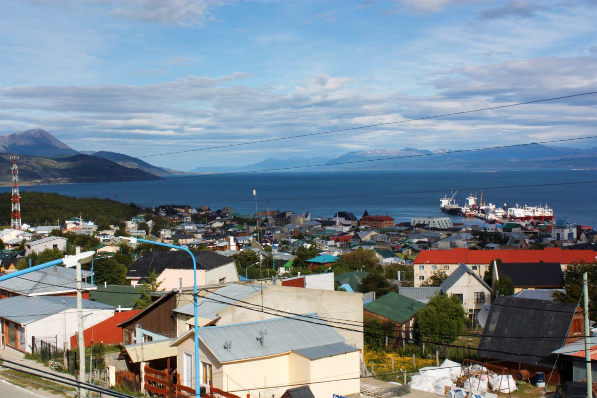 Ushuaia znajduje się w strefie wolnocłowej i ma własny port handlowy i rybacki