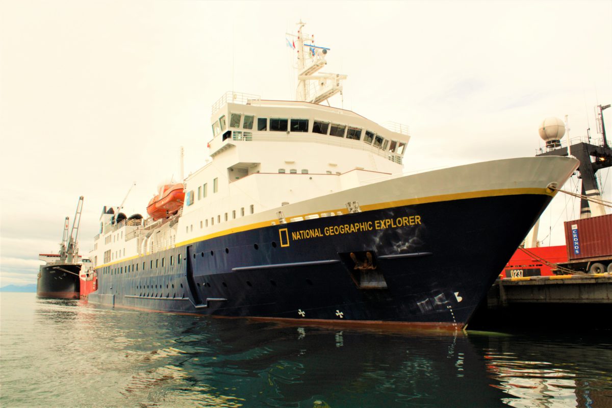 Statek National Geographic cumujący w porcie w Ushuaia