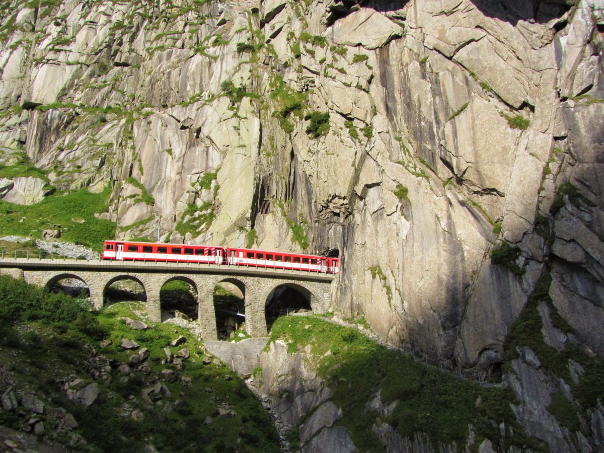 Glacier Express przejeżdża przez wiele mostów i tuneli