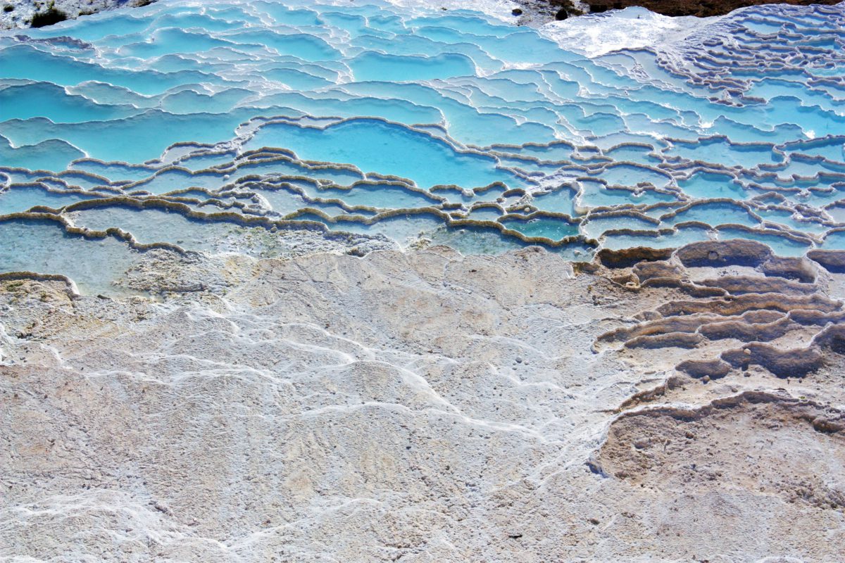 Krystaliczna woda doskonale kontrastuje z bielą wapiennych nawisów skalnych