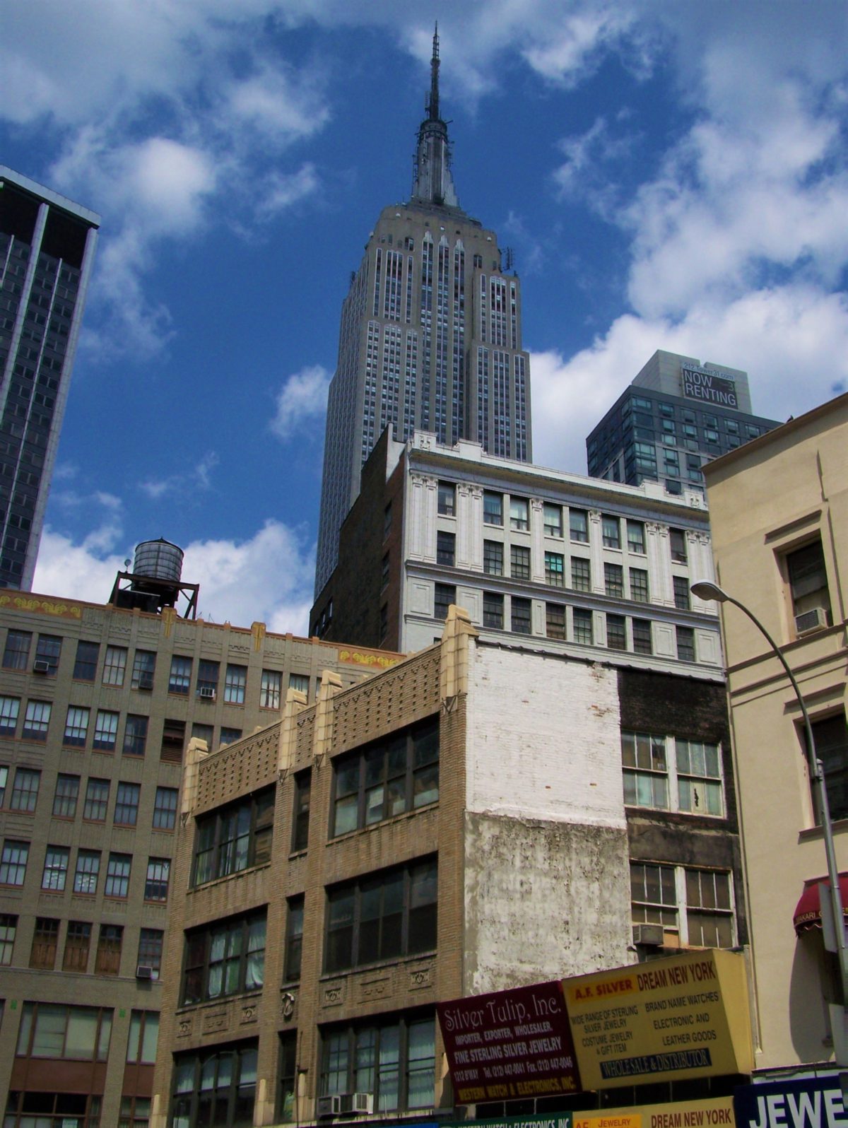 Najsłynniejszy w Nowym Jorku drapacz chmur króluje nad wszystkimi budynkami w okolicy