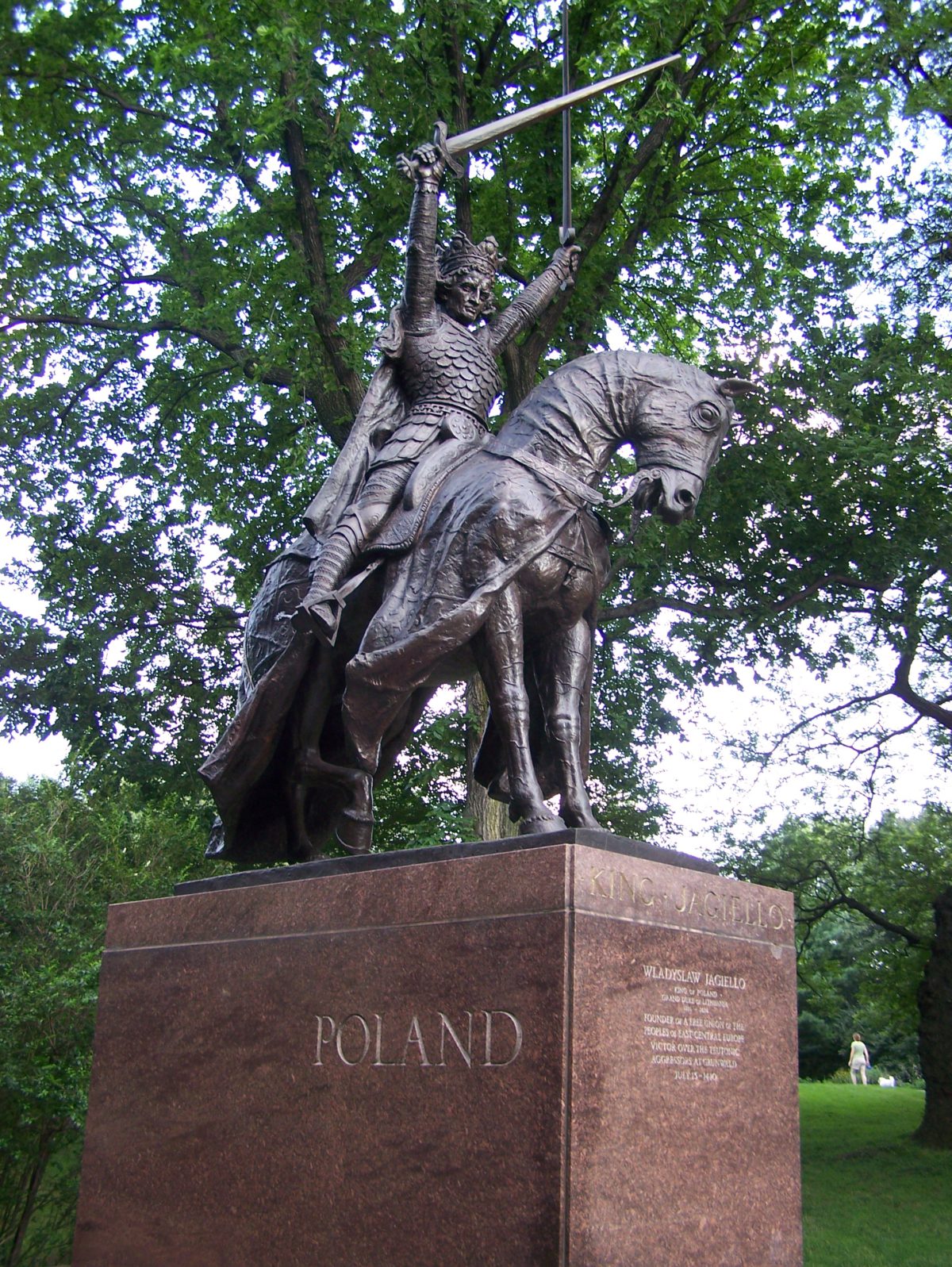 Odlany z brązu pomnik Władysława Jagiełły liczy 7 m wraz z cokołem. To największy ze wszystkich pomników ustawionych w Parku