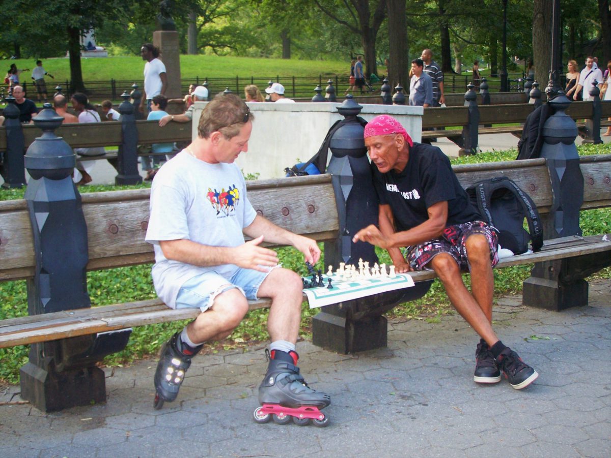 Partyjka szachów na parkowej ławeczce