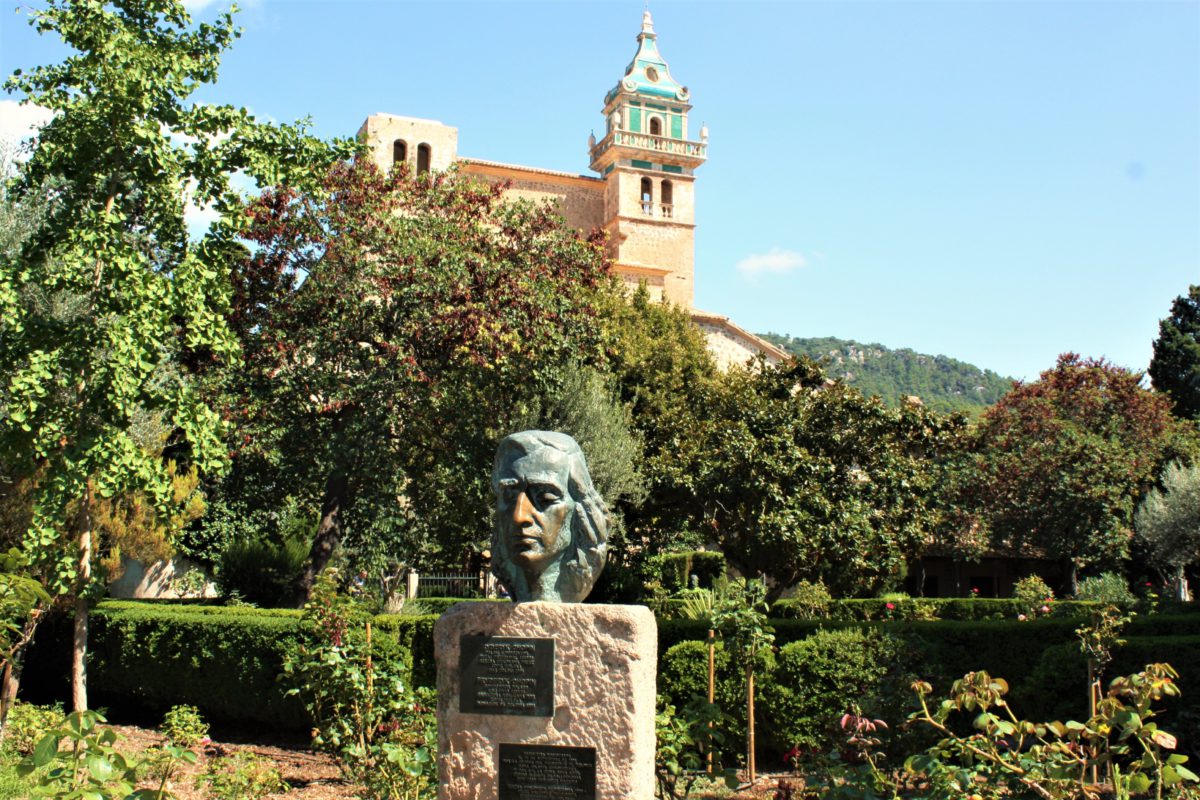 Pomnik Fryderyka Chopina na dziedzińcu Klasztoru Kartuzów