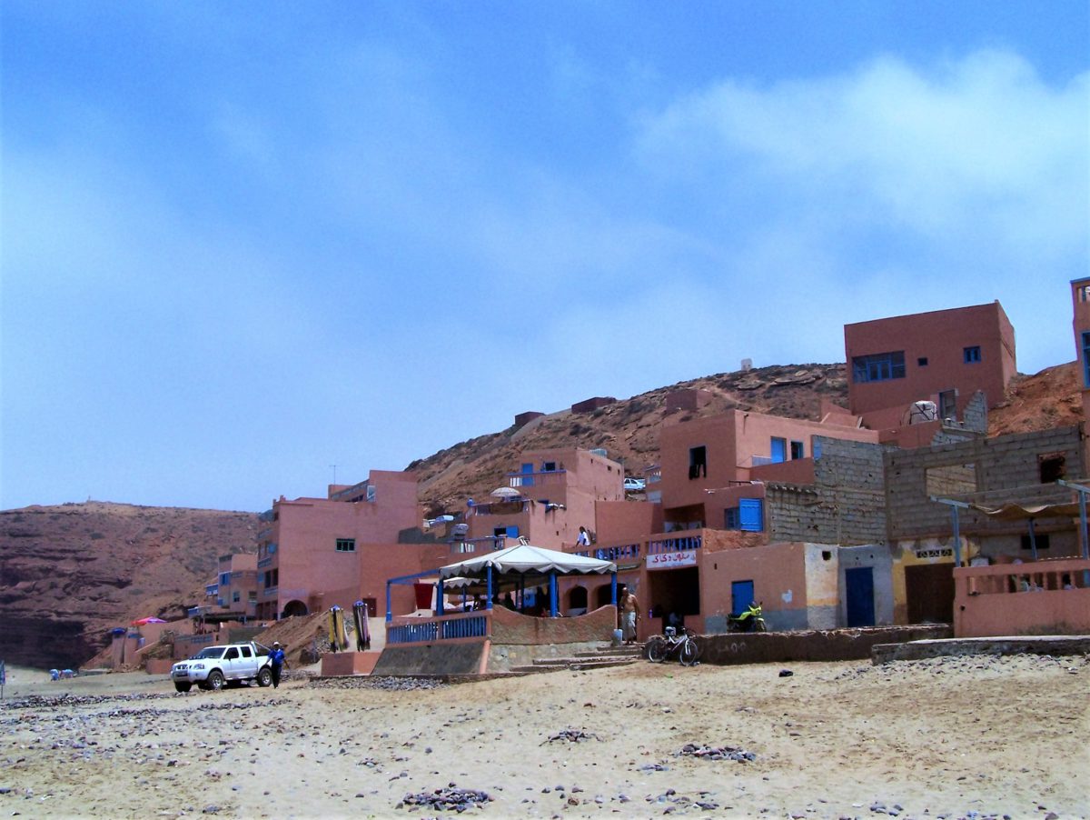 Restauracje przy plaży Legzira w Sidi Ifni nad Oceanem Atlantyckim