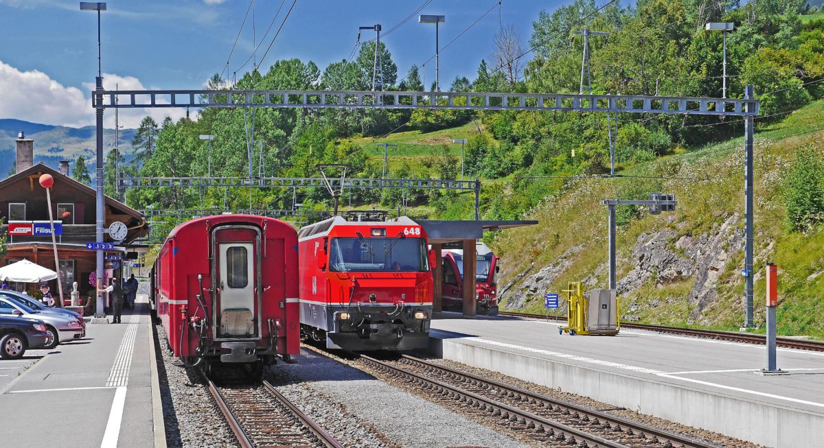 Stacja kolejowa w Filisur. Tu zbiegają się trasy z i do Saint Moritz oraz Davos