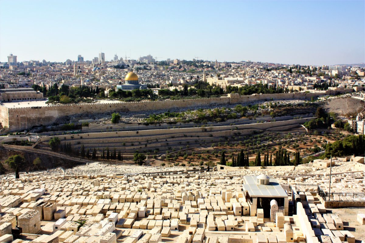 Widok na Jerozolimę z Góry Oliwnej. Na pierwszym planie Cmentarz Żydowski. W tle Wzgórze Świątynne i Kopuła na Skale