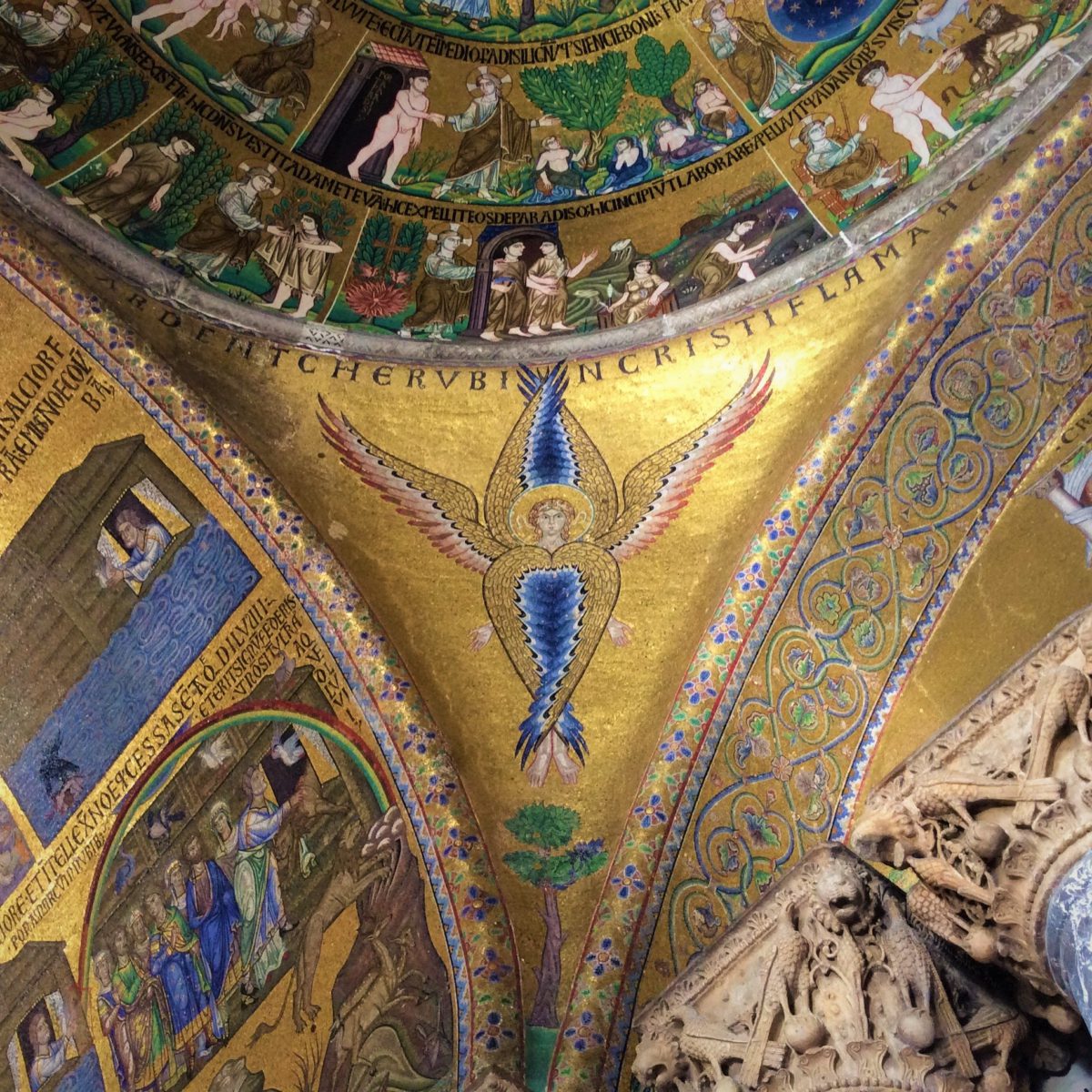 Wnętrze Bazyliki Świętego Marka. Bezcenne mozaiki zajmują powierzchnię 8.000 m². Większość z nich pochodzi z XII i XIII w