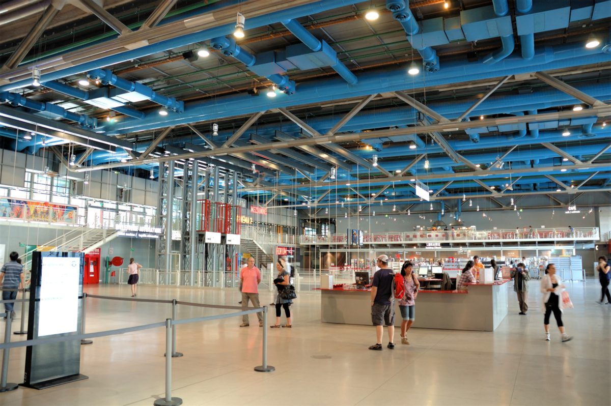 Wnętrzne Centrum Pompidou. To instytucja kulturalna poświęcona sztuce, literaturze, muzyce i kinematografii