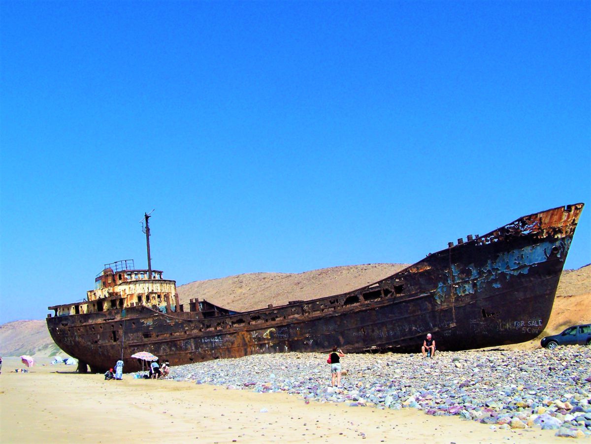 Wrak statku na plaży Legzira w Sidi Ifni nad Oceanem Atlantyckim