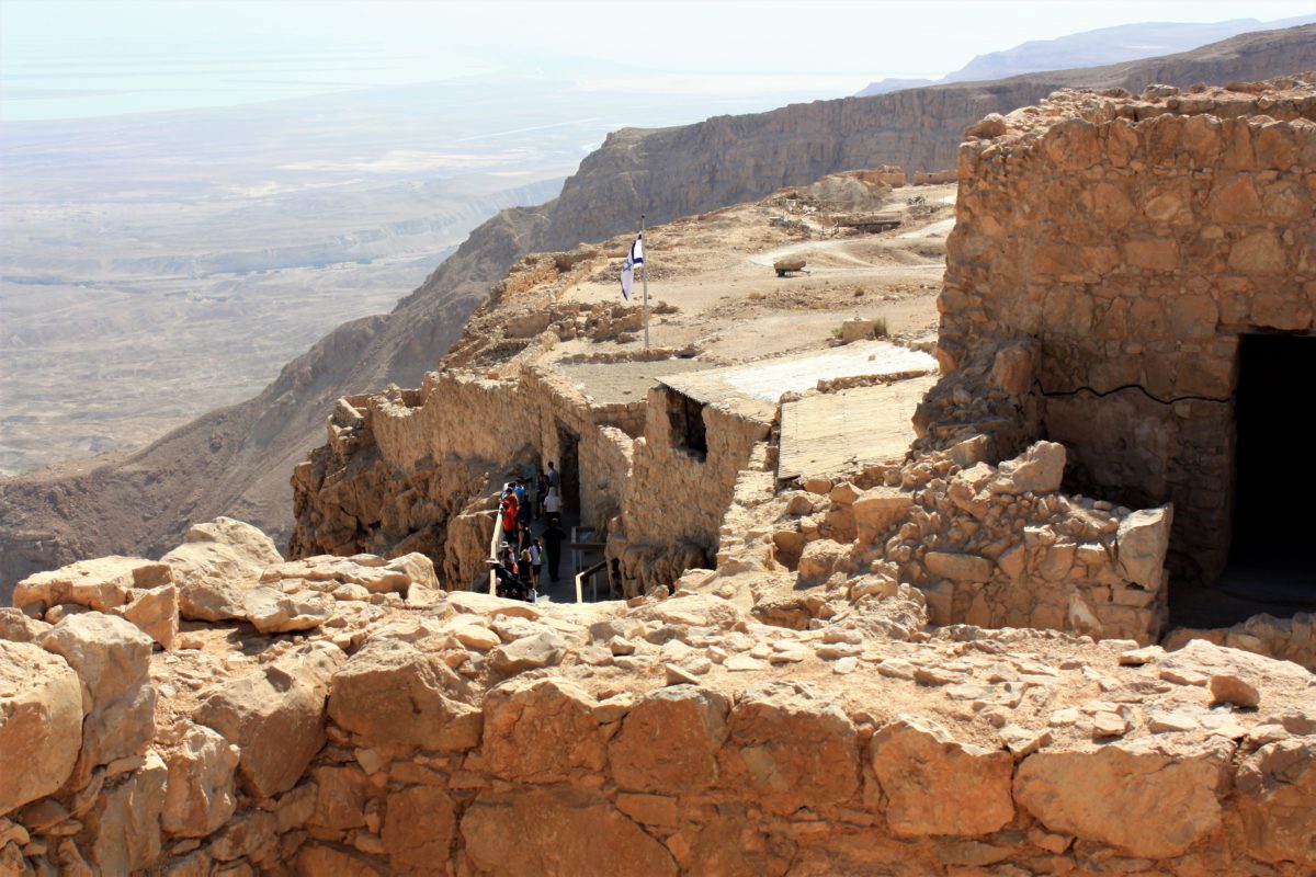 Zachowane fragmenty zabudowań w twierdzy Masada. W tle widok na Morze Martwe
