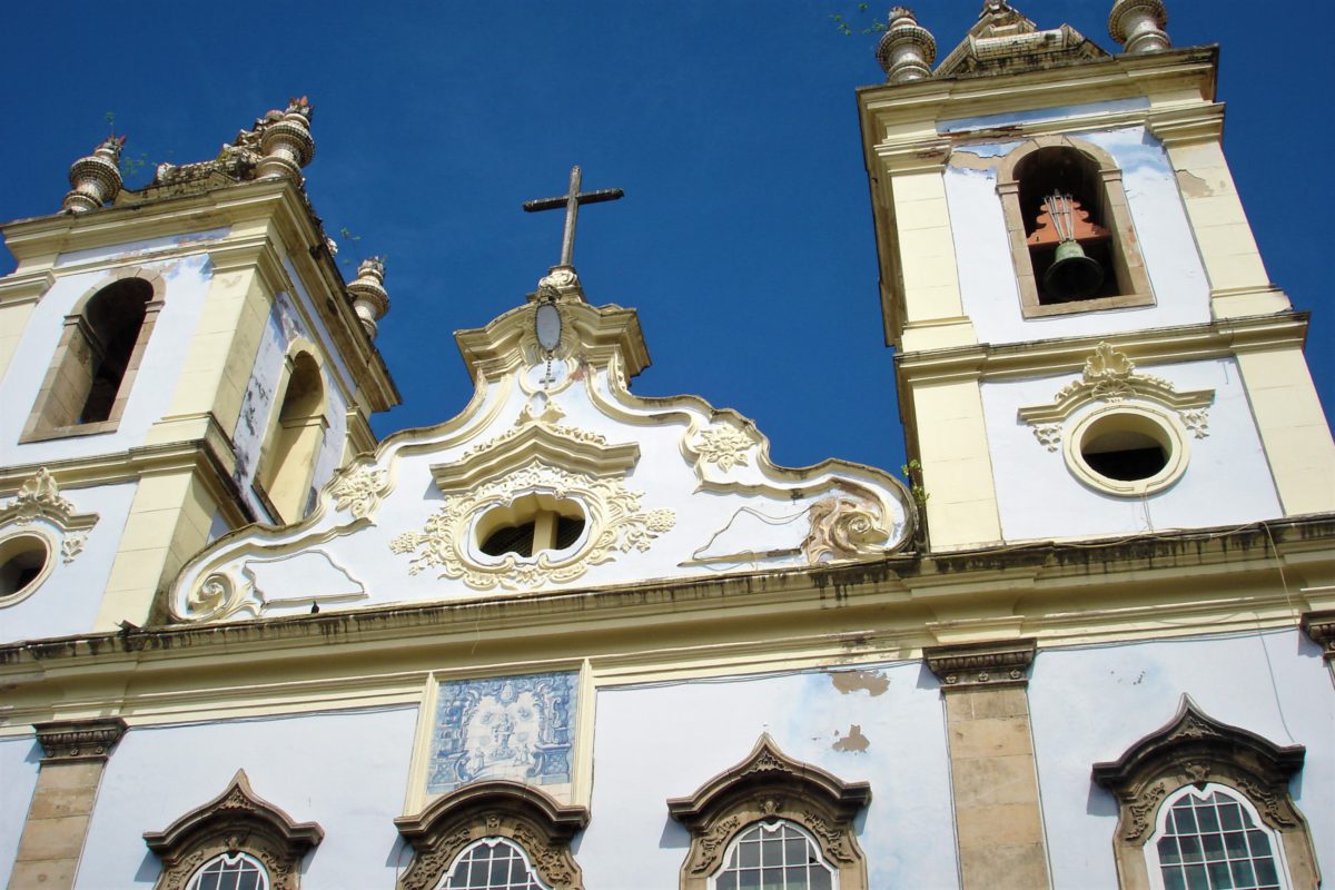 Fasada Igreja Nossa Senhora do Rosário dos Pretos przy ul. Largo do Pelourinho