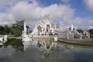 Tajlandia Wat Rong Khun (z odbiciem w wodzie)