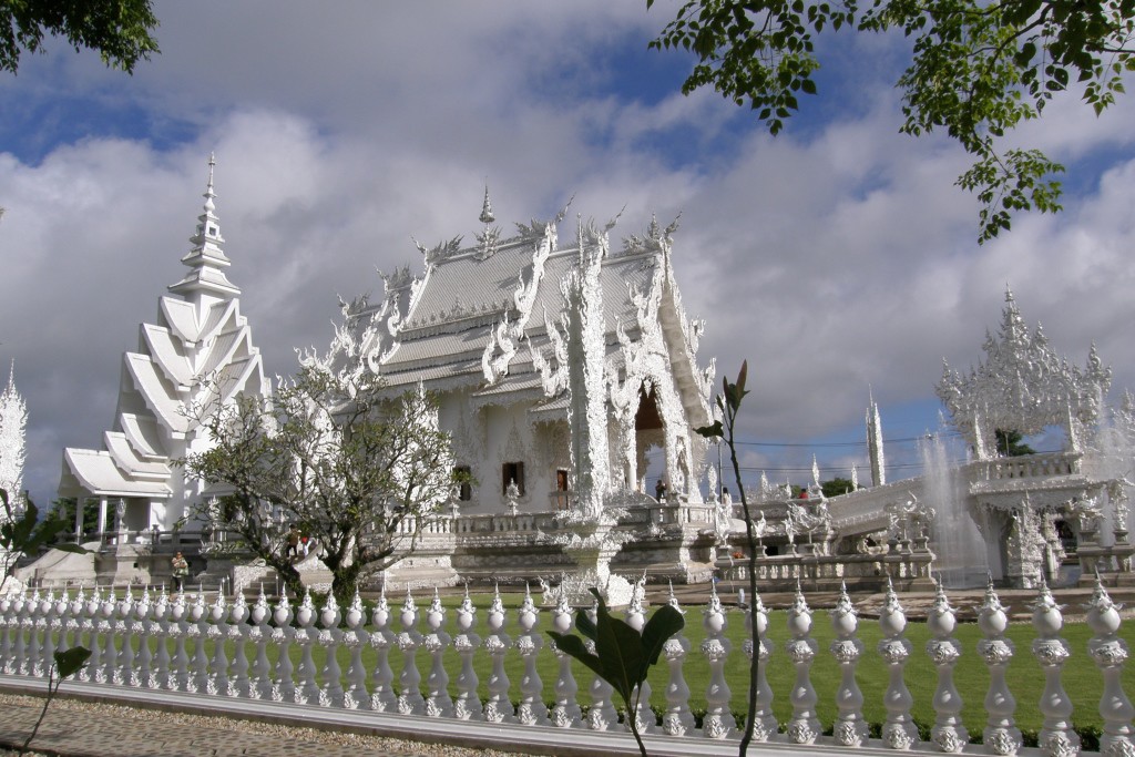 Tajlandia Wat Rong Khun (ujęcie z boku)