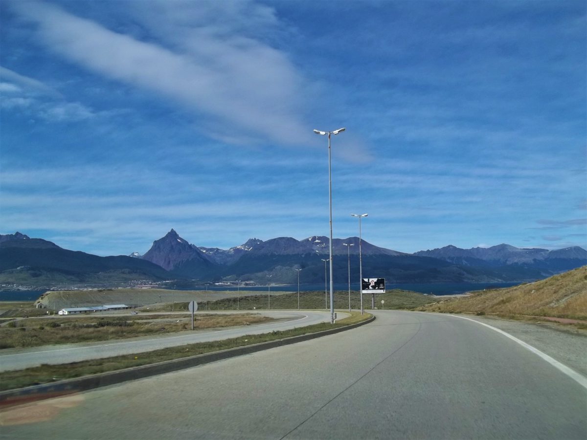 Droga prowadząca z niewielkiego lotniska do miasta Ushuaia