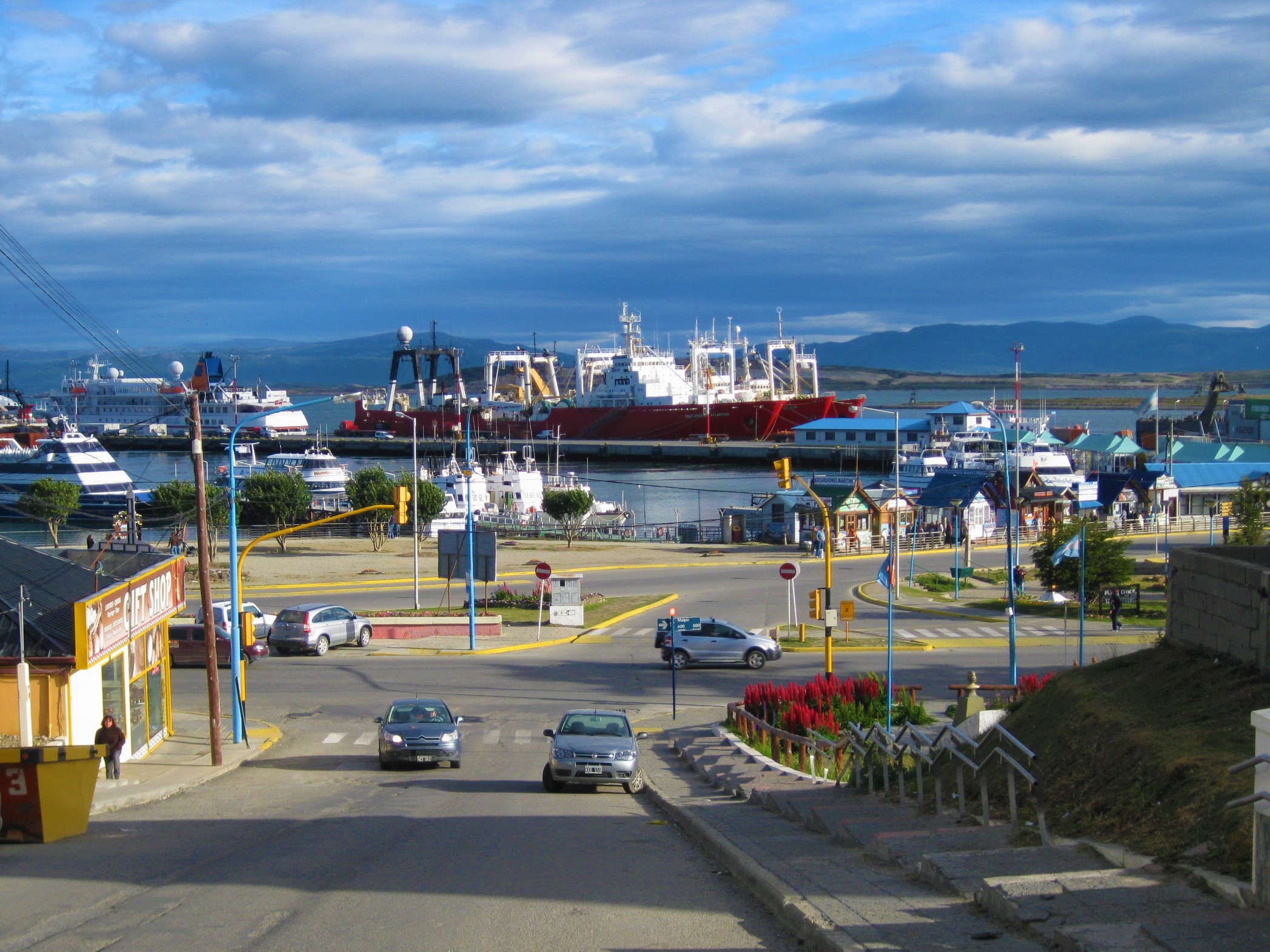 W porcie Ushuaia cumują statki handlowe i promy wycieczkowe