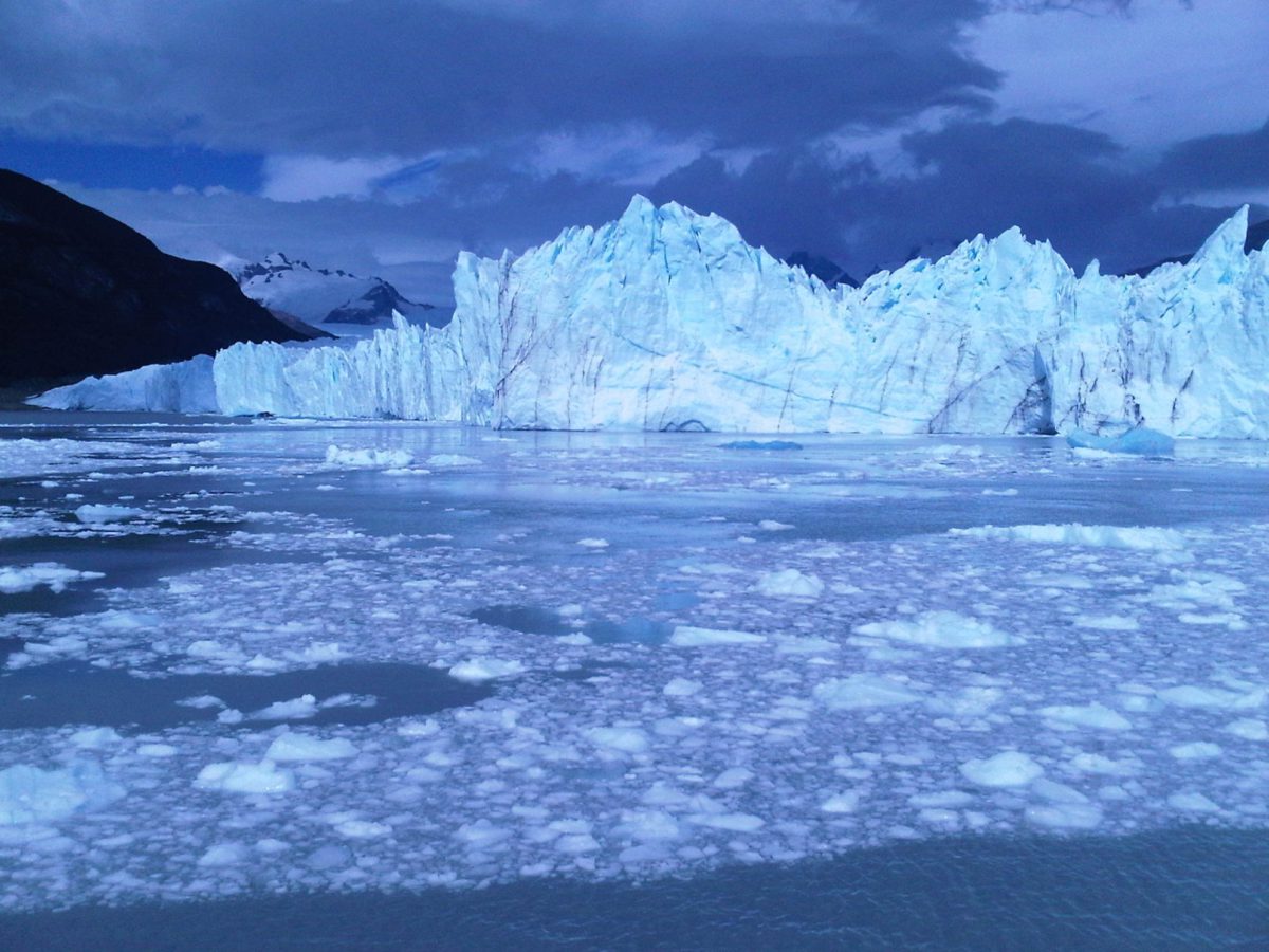 Perito Moreno jest jednym z nielicznych lodowców na świecie, które są odporne na zachodzące na kuli ziemskiej zmiany klimatyczne