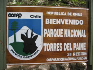 Tablica informacyjna przy wejściu do Parku Torres del Paine
