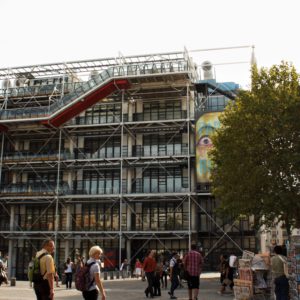 Centrum Pompidou wzniesiono wśród starych, historycznych kamienic