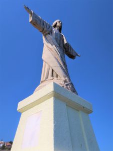 Statua Chrystusa w Ponta do Garajau jest zwrócona twarzą do oceanu