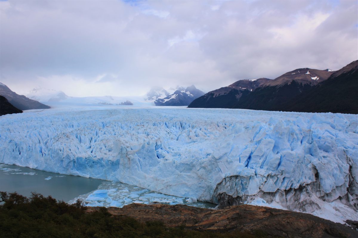Lodowiec Perito Moreno ma powierzchnię 250 km² i jest jednym z najmniejszych lodowców Lądolodu Patagońskiego
