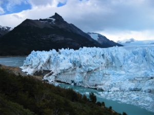Park Narodowy Los Glaciares w otoczeniu majestatycznych gór