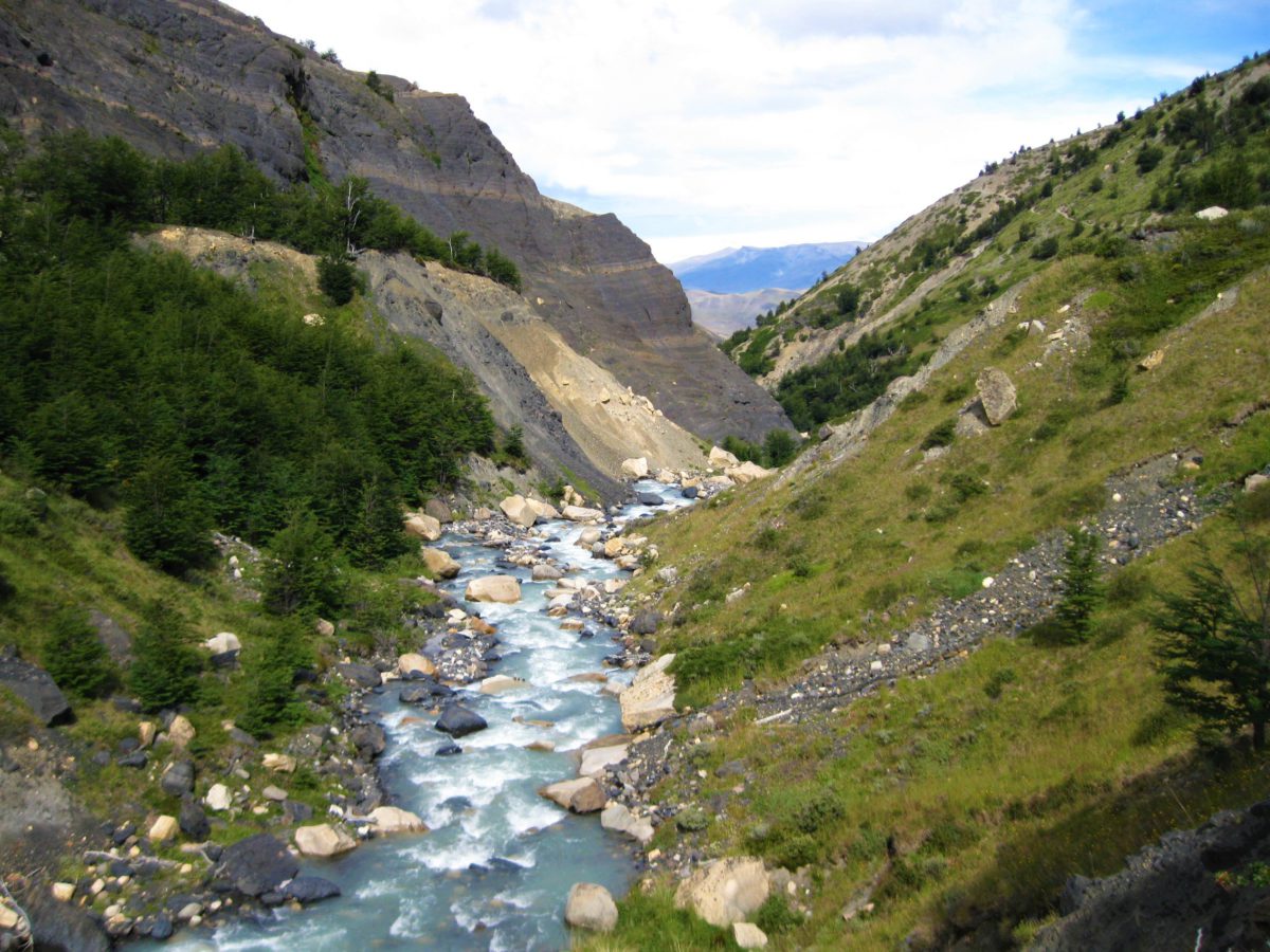 Granitowe skały poprzecinane górskimi rzekami w Parku Torres del Paine