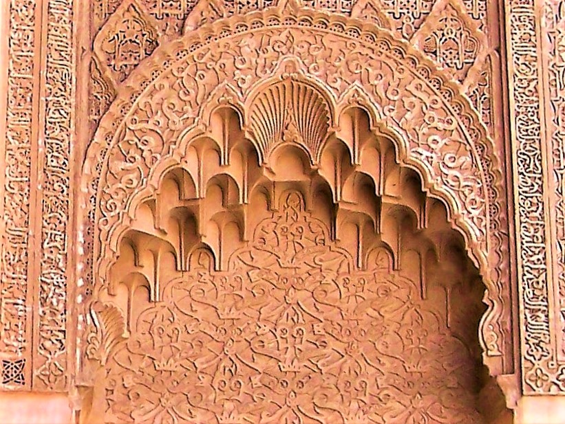 Arabeski i geometryczne ornamenty to ozdoba ścian zewnętrznych