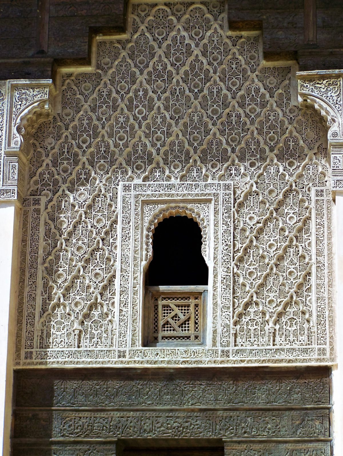 Ażurowe stiuki nawiązują do architektury mauretańskiej