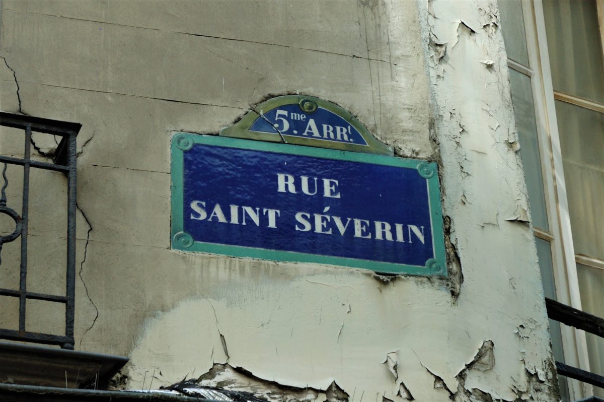 Ceramiczna tabliczka przy Rue Saint Severin, jednej z najstarszych ulic Paryża w Dzielnicy Łacińskiej