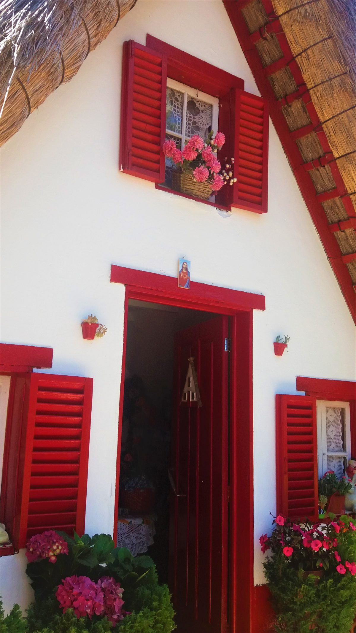 Czerwone okiennice dodają uroku malownicznym domkom