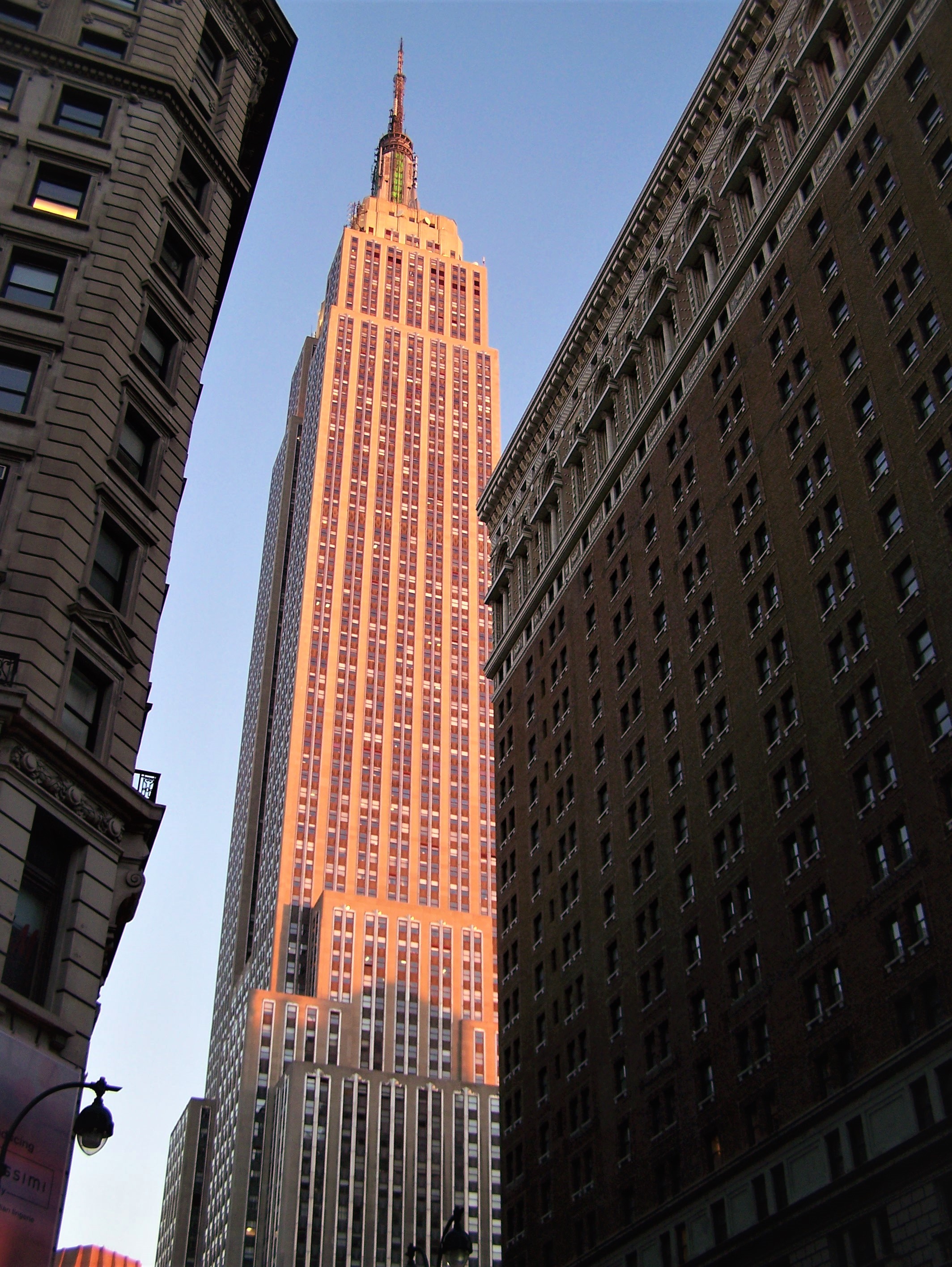 Empire State Building ma 102 kondygnacje i liczy łącznie z iglicą 443,2 metry
