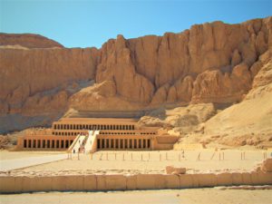 Świątynia Milionów Lat w dolinie Deir el-Bahari w Tebach, na zachodnim brzegu Nilu