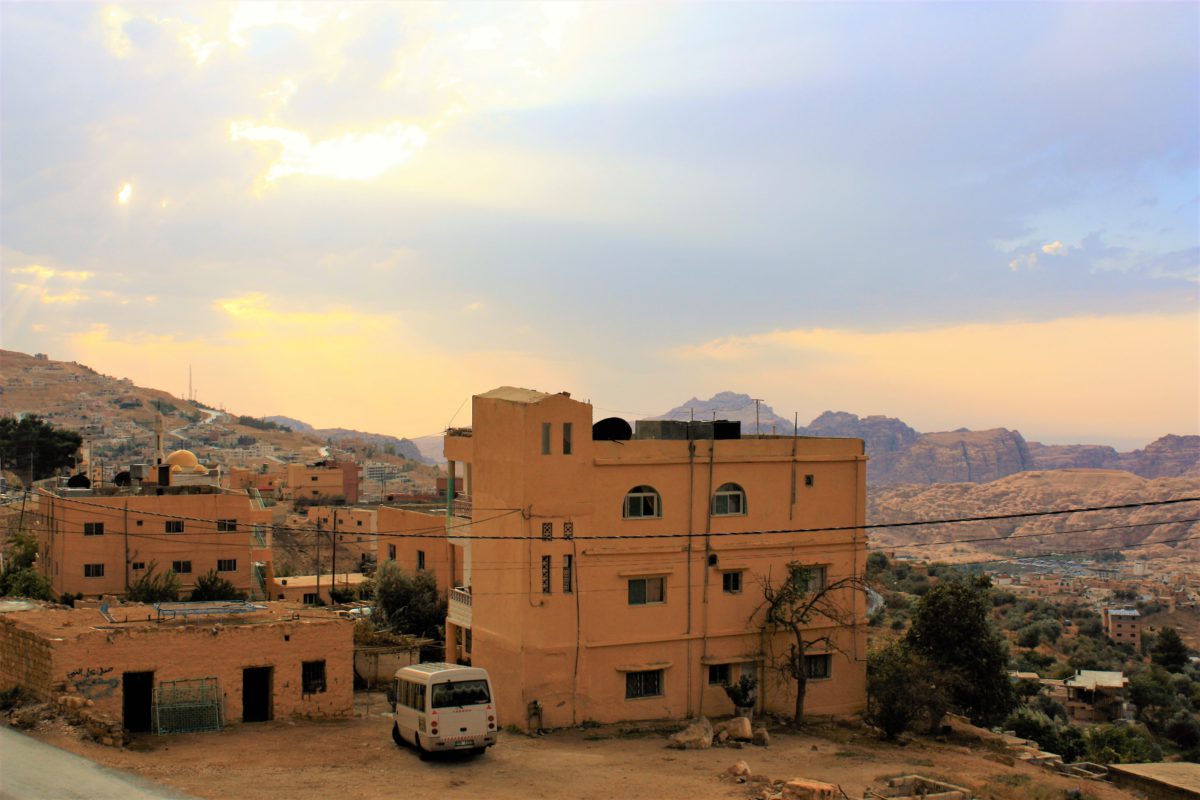 Górskie miasteczko w dolinie Wadi Musa