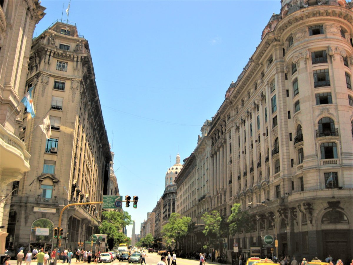 Główne arterie miasta krzyżują się przy Plaza de Mayo
