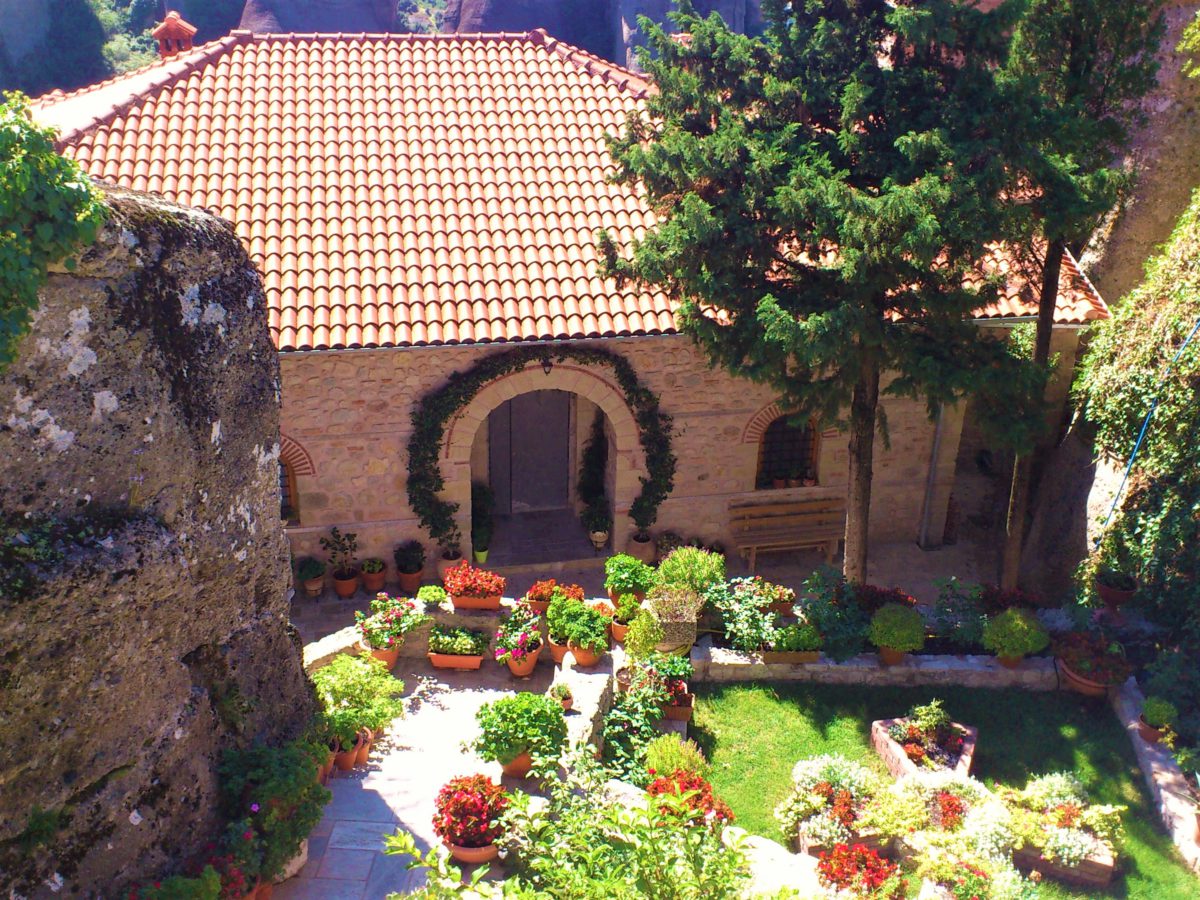 Klasztory Meteora. Dziedziniec wypełniony kwiatami