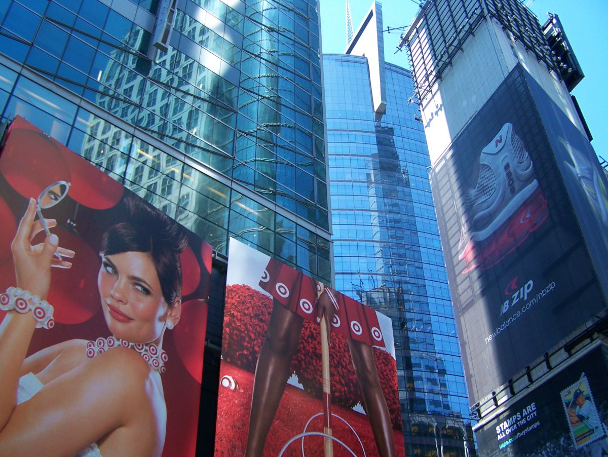 Kolorowe plakaty na Time Square. Największe firmy umieszczają tu swoje reklamy.