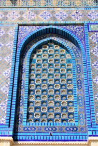Kopuła na Skale. Mozaiki fajansowe z charakterystycznymi dla sztuki arabskiej wzorami geometrycznymi