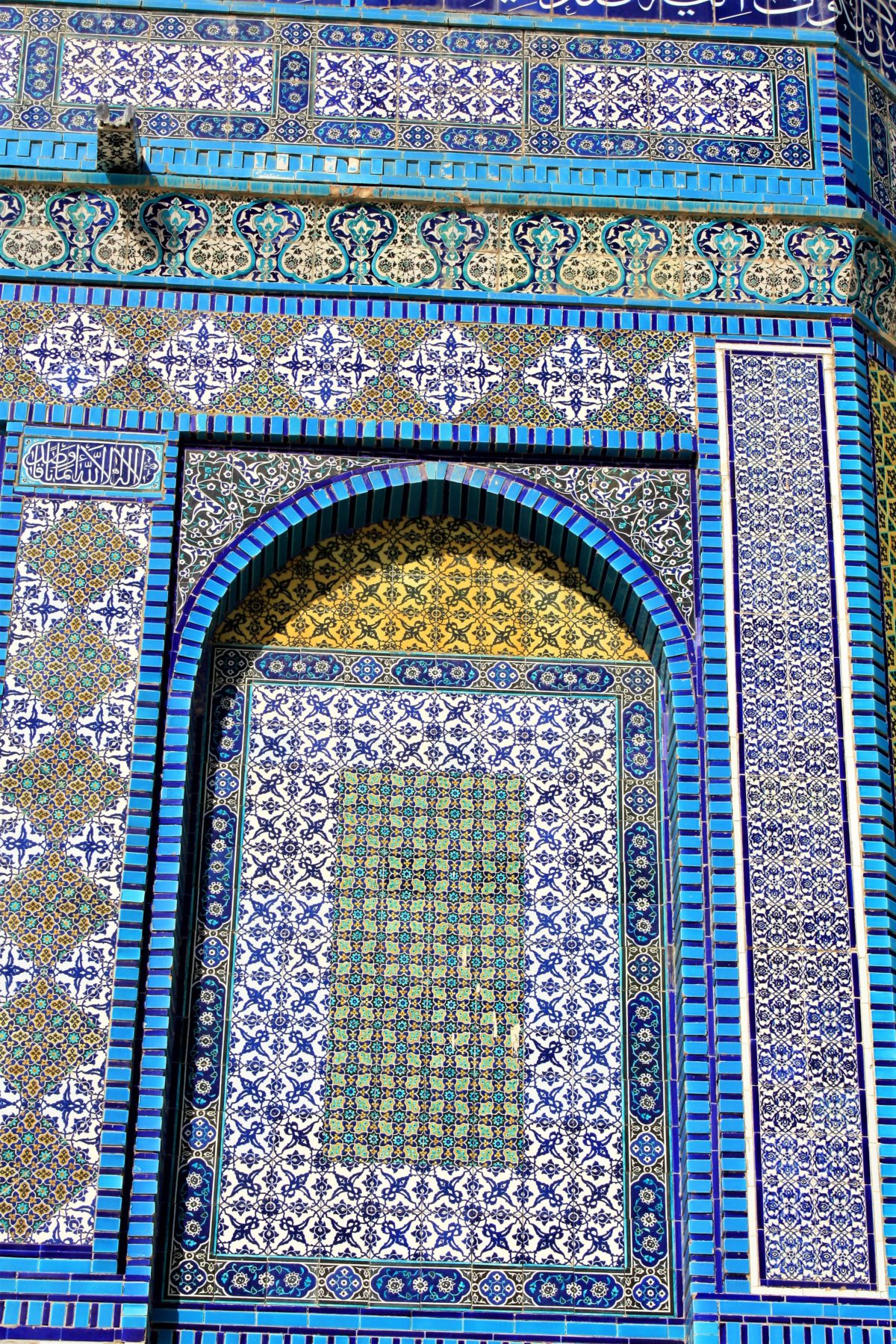 Kopuła na Skale. Mozaiki fajansowe z charakterystycznymi dla sztuki arabskiej wzorami geometrycznymi