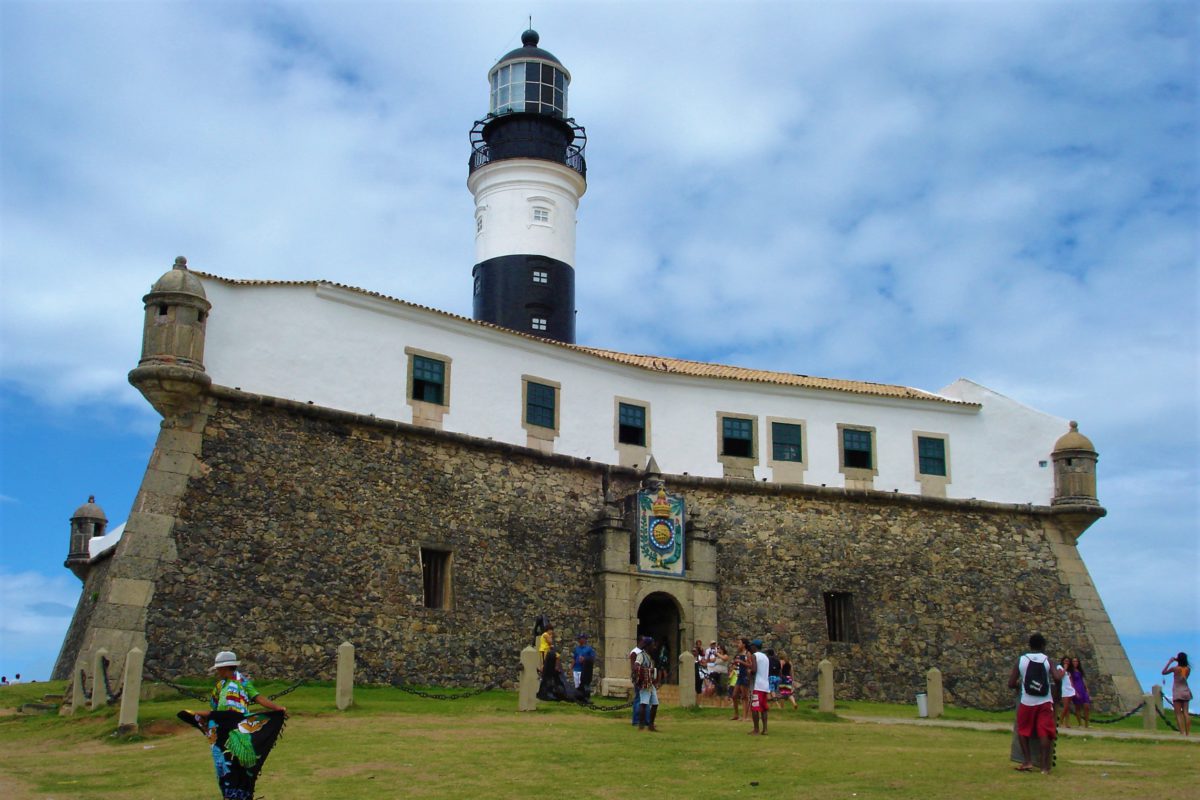 Latarnia morska Farol da Barra wzniesiona w I poł. XIX w. Wieża ma wysokość 22 m