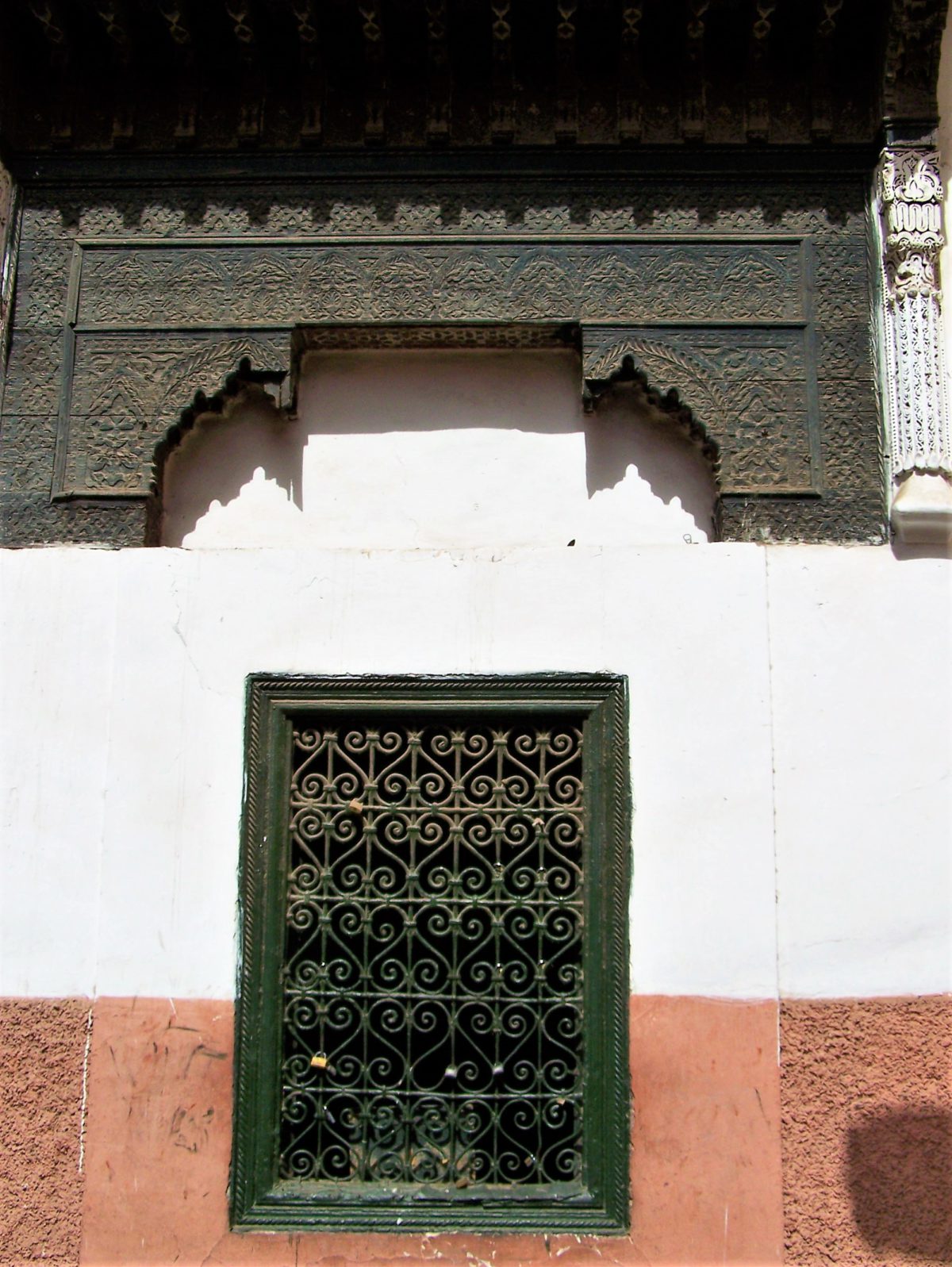 Marokańskie okna przysłaniają dyskretnie to co dzieje się wewnątrz budynku