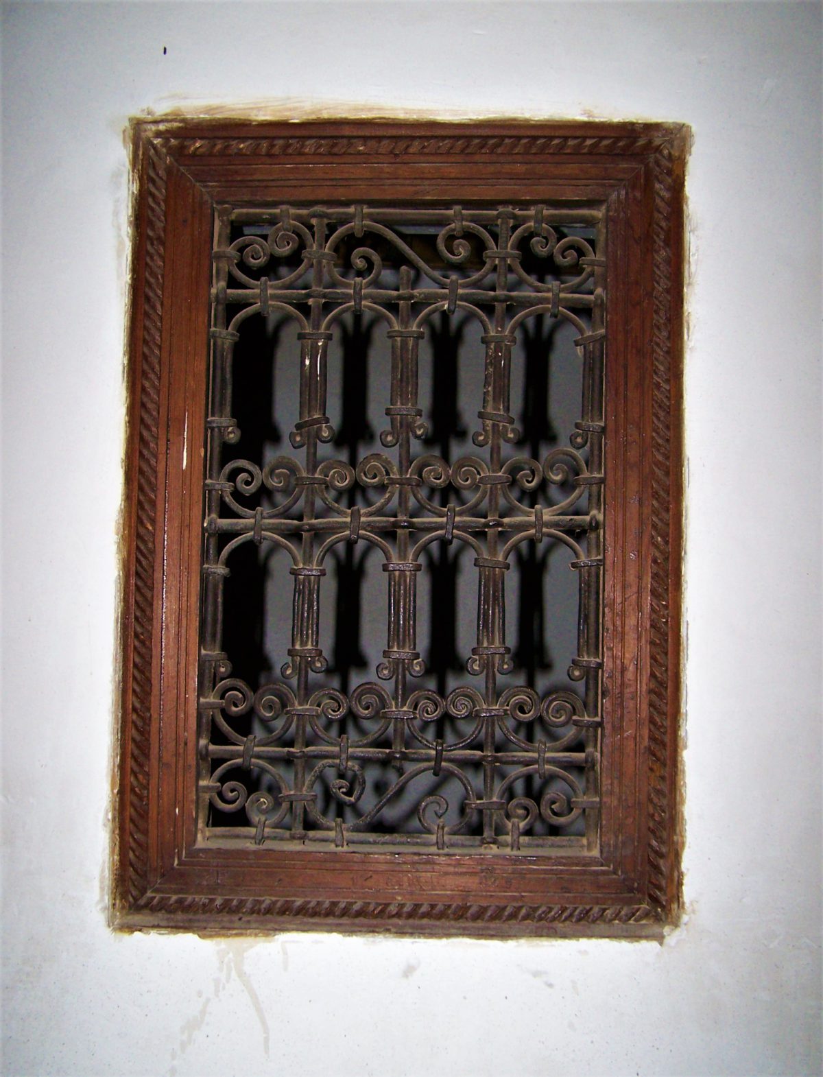 Maroko. Misternie wykonane metalowe zdobienie w drewnianym oknie