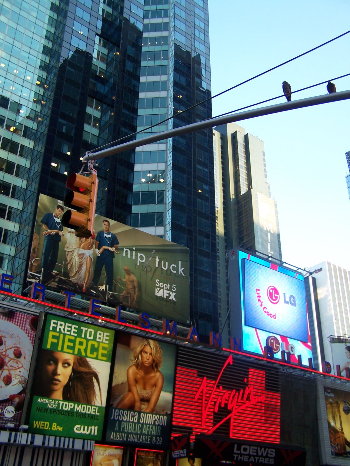 Na billboardach ogłaszają się również konkurujące ze sobą stacje telewizyjne.