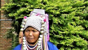 Zamężne kobiety z plemienia Akha noszą nakrycia głowy ozdobione srebrnymi kulkami i monetami