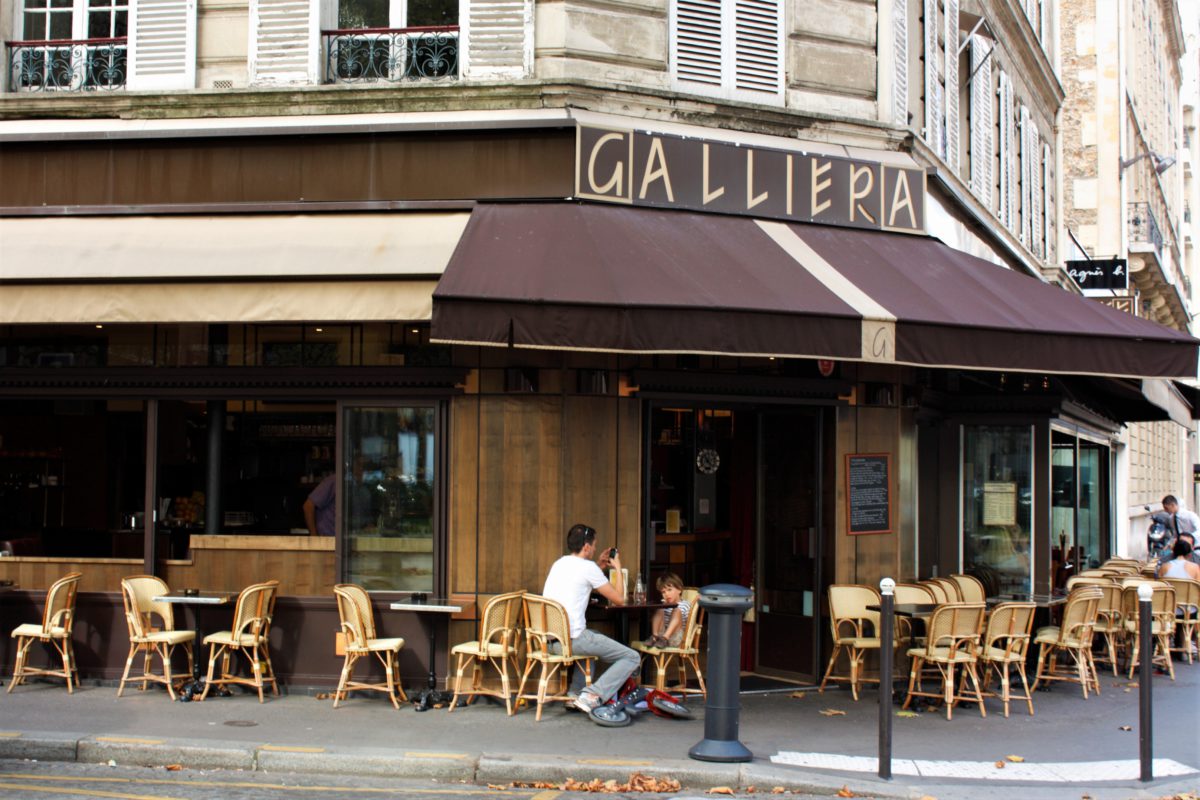 Paryżanie uwielbiają spędzać czas w kawiarniach o każdej porze dnia