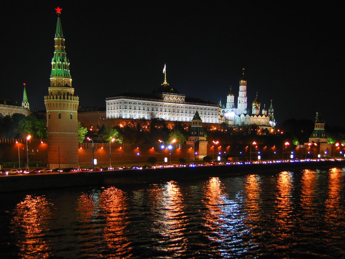 Plac Czerwony sąsiaduje z Kremlem
