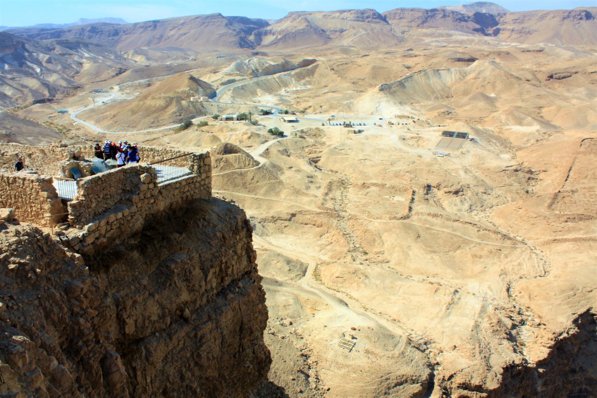 Platforma widokowa na starych murach twierdzy. Stąd rozciąga się widok na pustynię Negew