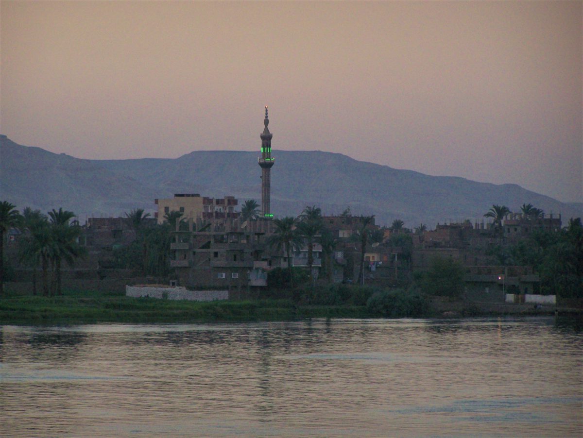 Podświetlony minaret, z którego muezzin wzywa na wieczorną modlitwę
