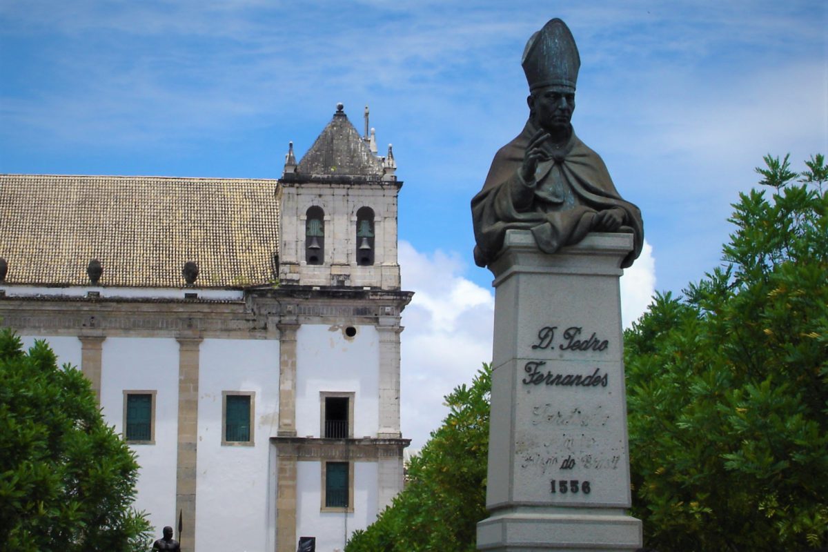 Pomnik Biskupa D.P. Fernandesa przy placu Praça da Sé