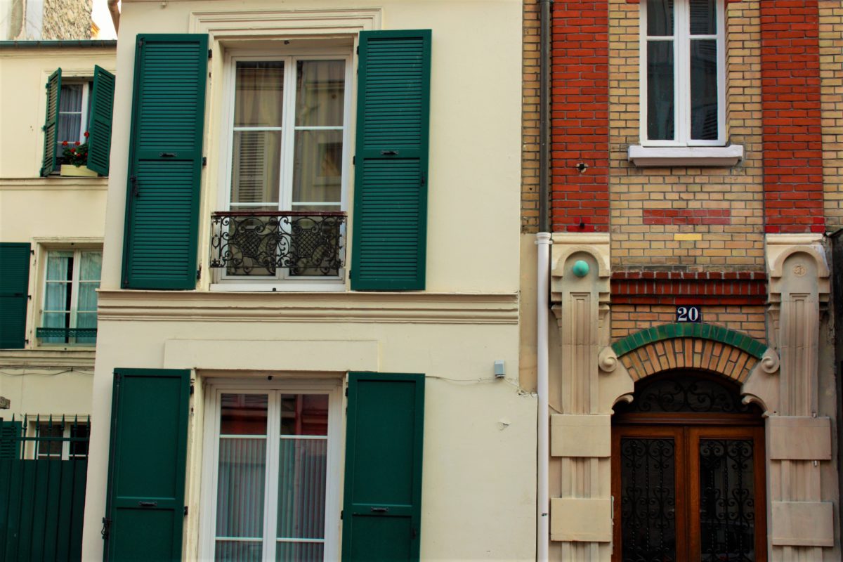 Rożnokolorowe okiennice to ozdoba wielu paryskich domów i kamienic